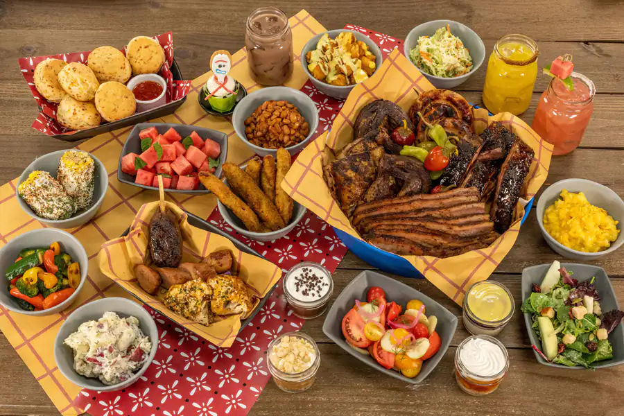 Verschiedene Gerichte aus dem neuen Restaurant Roundup Rodeo BBQ im Toy Story Land