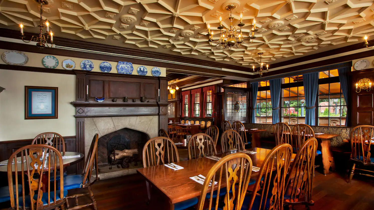 Innenraum des urigen Rose and Crown Dining Rooms in Epcot