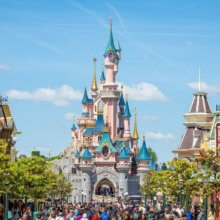 Sleeping Beauty Castle am Ende der Main Street, die von Bäumen gesäumt wird