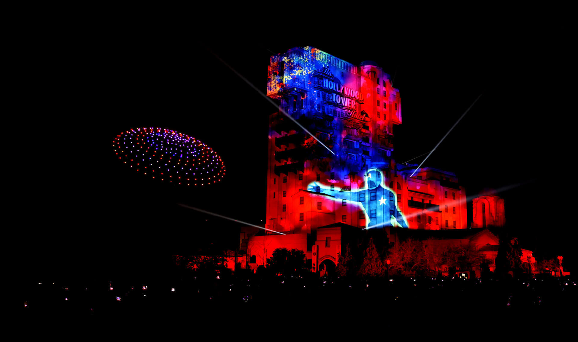 Projection-Mapping mit Captain America und dem Star-Shield als Drohnen-Pixel