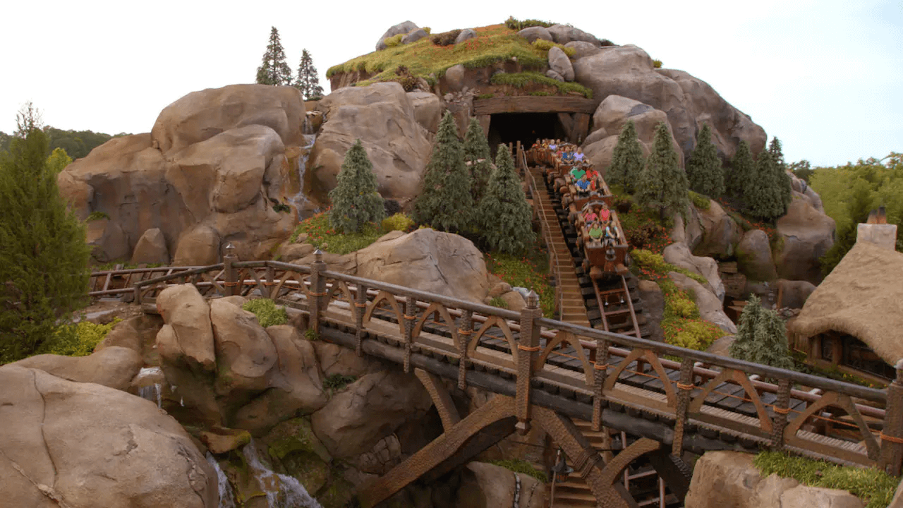 Eine der Achterbahnen in Disney World ist der Seven Dwarfs Mine Train im Magic Kingdom