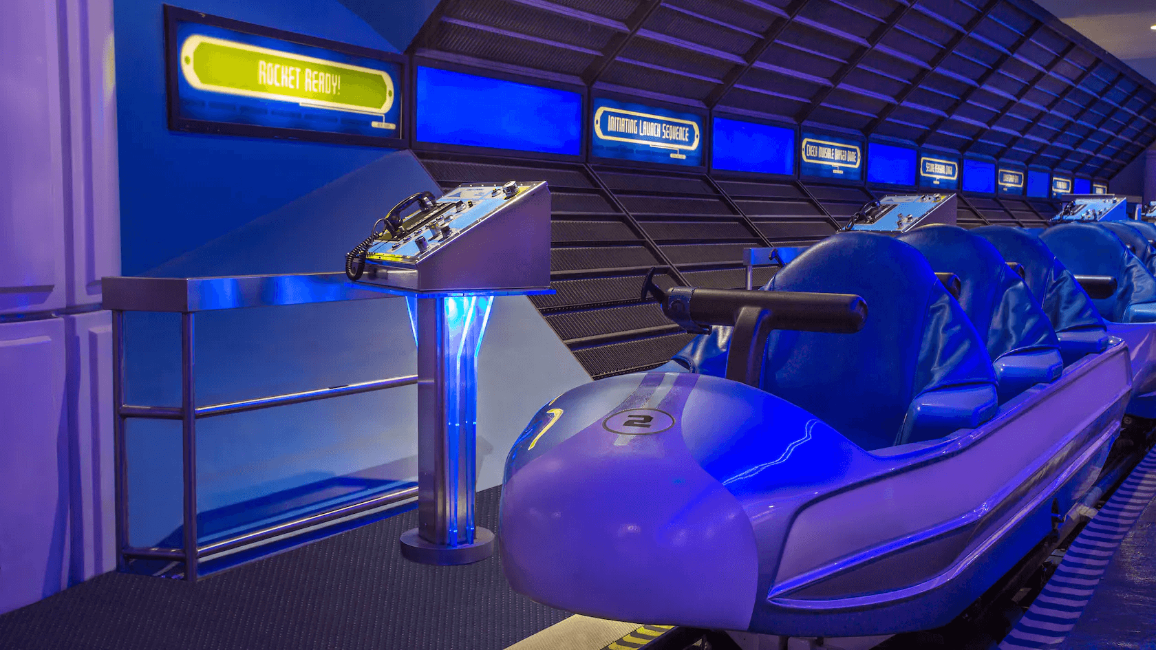 Ein leerer Wagen der Achterbahn Space Mountain in Disney World