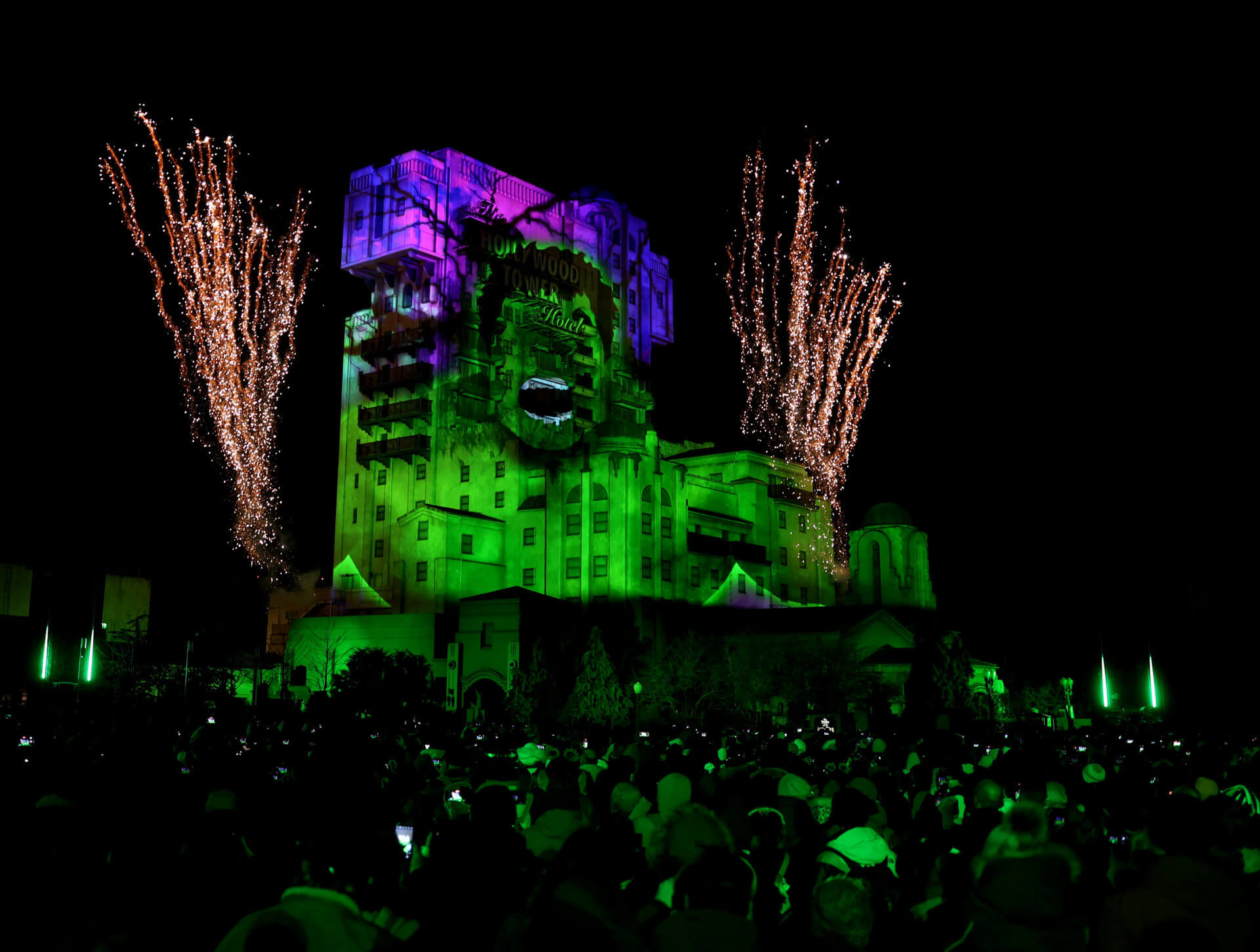 Avengers: Power the Night: Hulk auf der Fassade des Tower of Terror