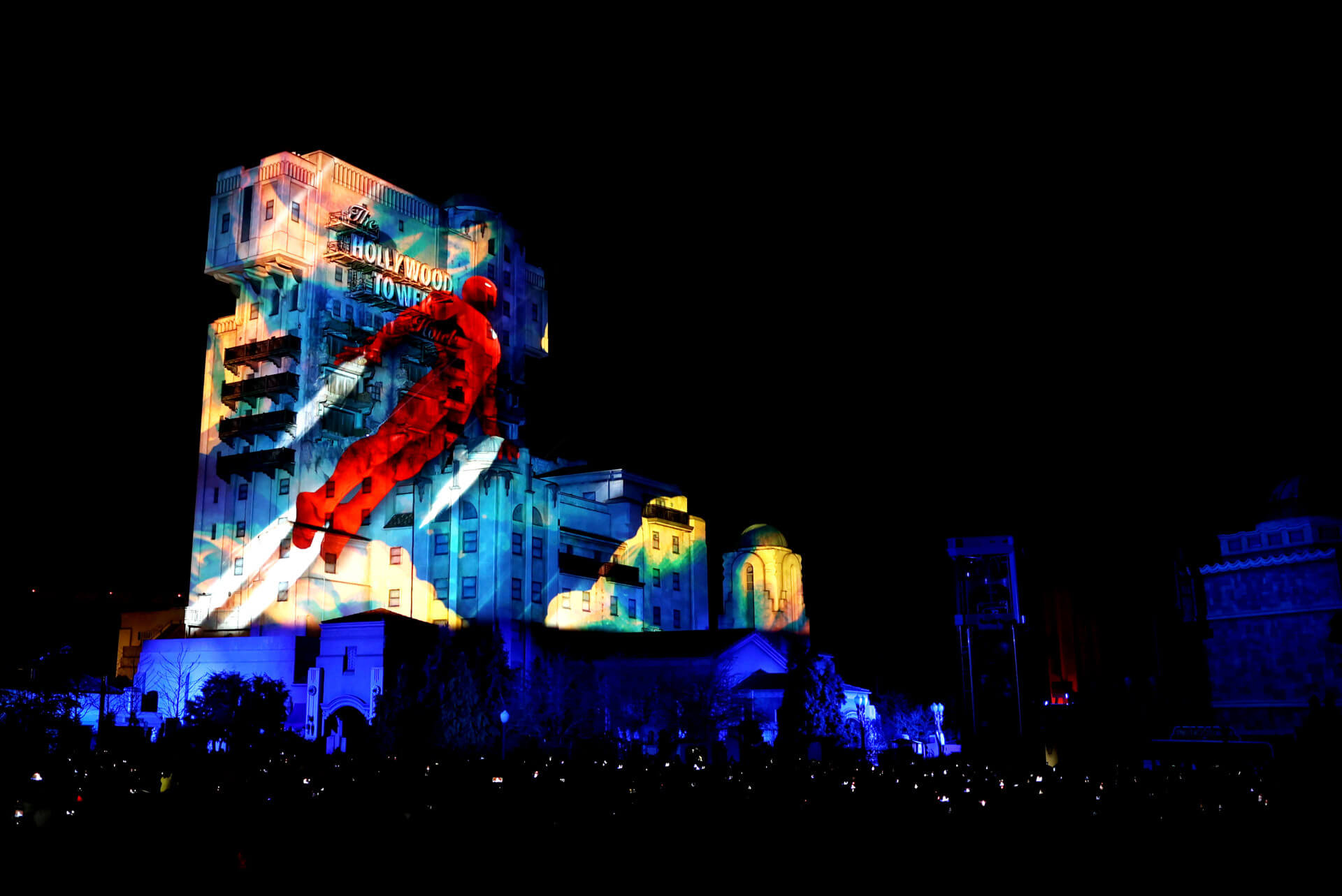 Avengers: Power the Night: Iron Man auf der Fassade des Tower of Terror