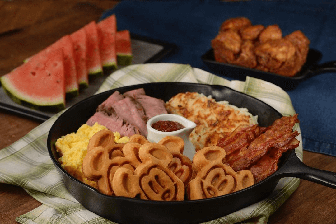 Frühstücksplatte mit Mickey Waffeln, Rührei und vielem mehr im Garden Grill Restaurant in Epcot