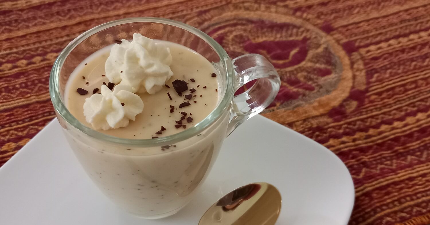 Dessert in einer kleinen Espressotasse aus Glas