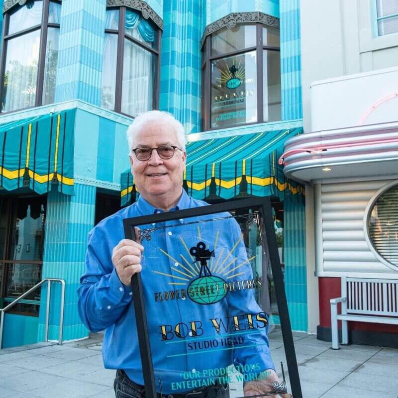 Disney Imagineer Bob Weis mit einer Nachbildung des ihm gewidmeten Fensters in den Hollywood Studios