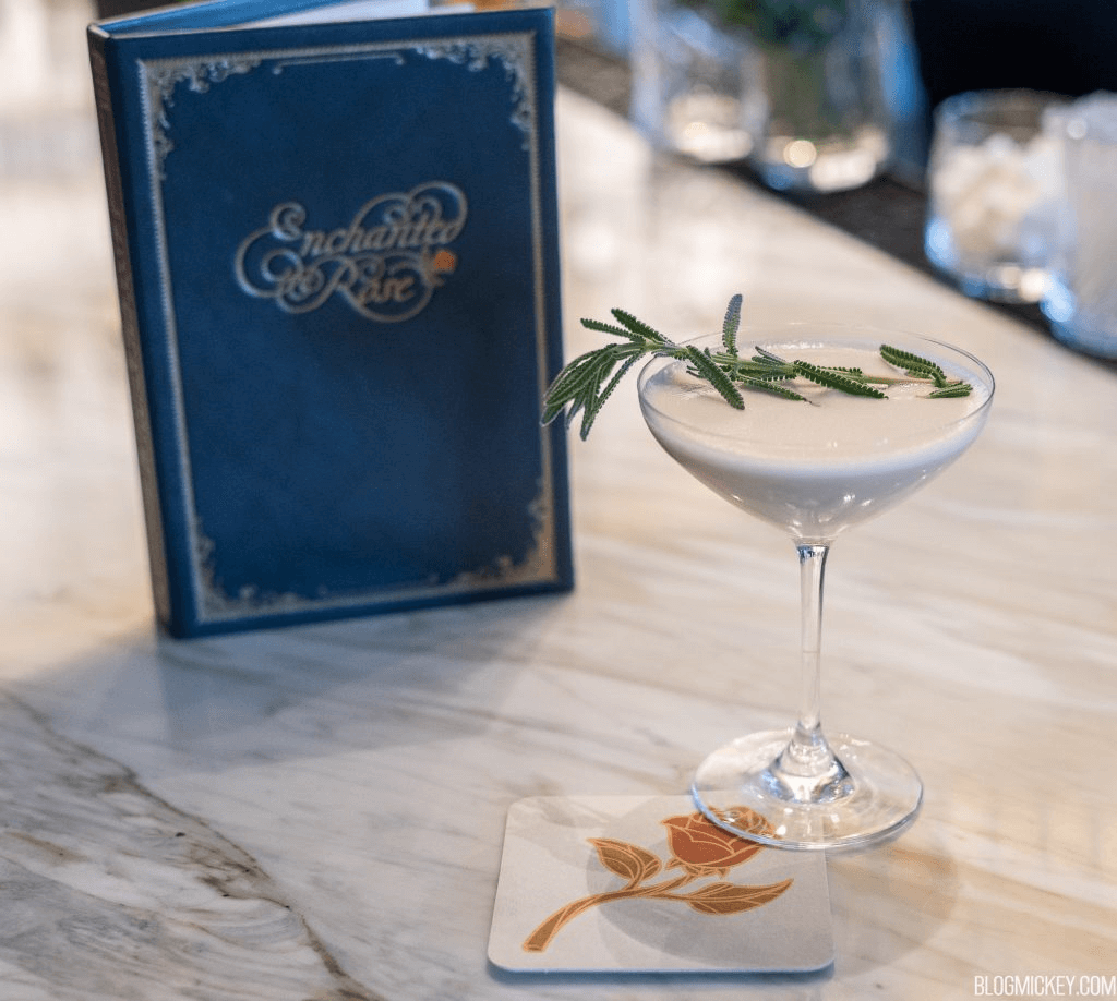 Eleganter Cocktail mit einem Rosmarinzweig