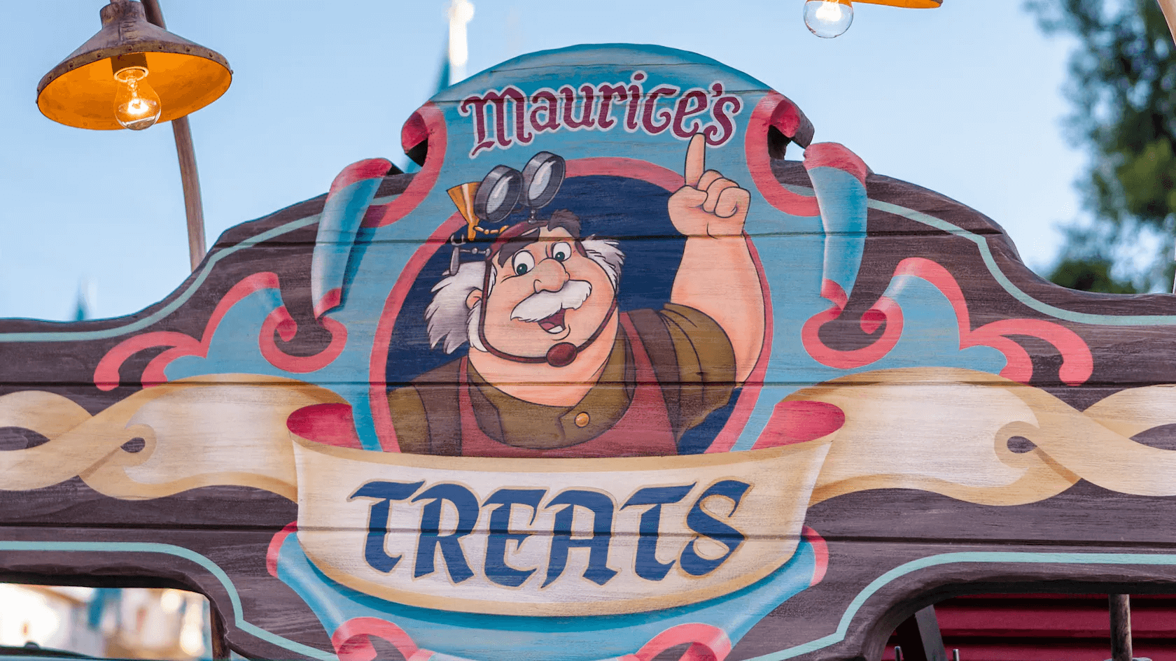 Schild über dem Kiosk Maurices Treats im Disneyland Anaheim