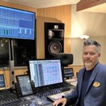 Guillaume Coignard, der Musikmanager des Disneyland Paris, sitzt in einem Tonstudio mit viel Technik