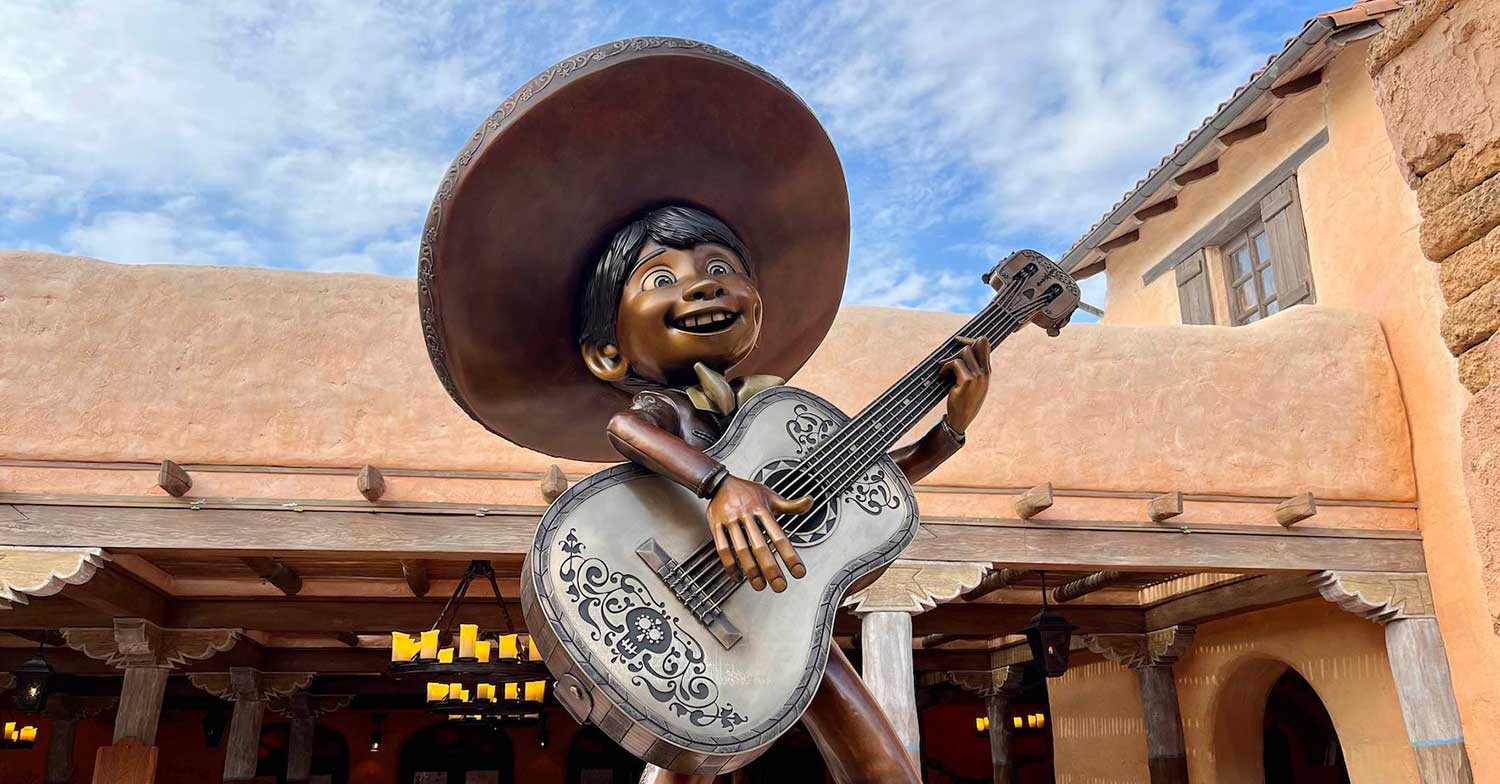 Miguel Statue mit Gitarre vor dem Eingang des Casa de Coco Restaurants