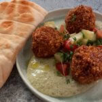 Kräuter Hummus, dazu vegane Hackbällchen und Gurken Tomaten Salsa mit Fladenbrot