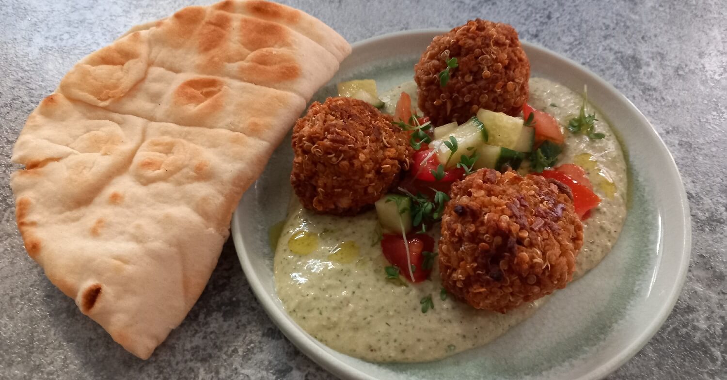 Kräuter Hummus, dazu vegane Hackbällchen und Gurken Tomaten Salsa mit Fladenbrot