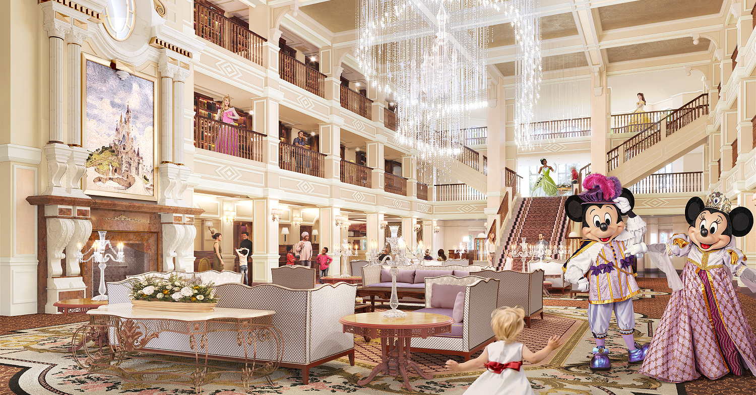 Mickey und Minnie in royalen Kostümen in der neugestalteten Lobby des Disneyland Hotels