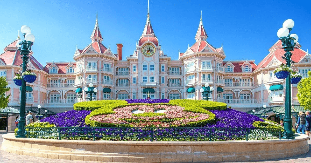 Außenansicht des Disneyland Hotels in Disneyland Paris