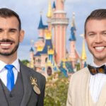 José Alfaro Navarro und Dylan Legras posieren als Botschafterteam vor dem Disneyschloss