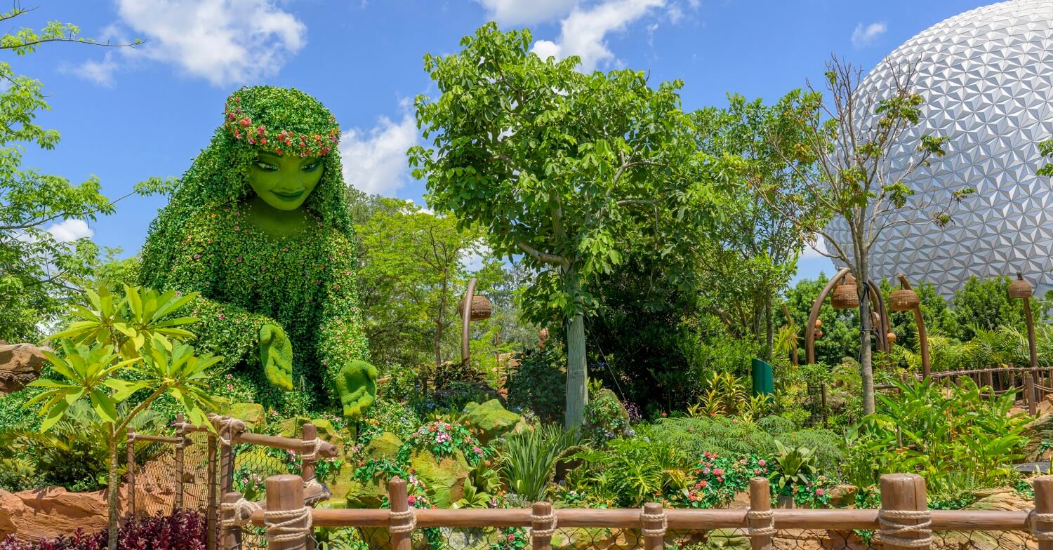 Te Fiti Figur aus Pflanzen in einem blühenden Garten vor Spaceship Earth in Epcot