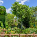 Te Fiti Figur aus Pflanzen in einem blühenden Garten vor Spaceship Earth in Epcot