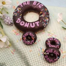 Clawhausers Donuts mit pinker Aufschrift "THE BIG DONUT"