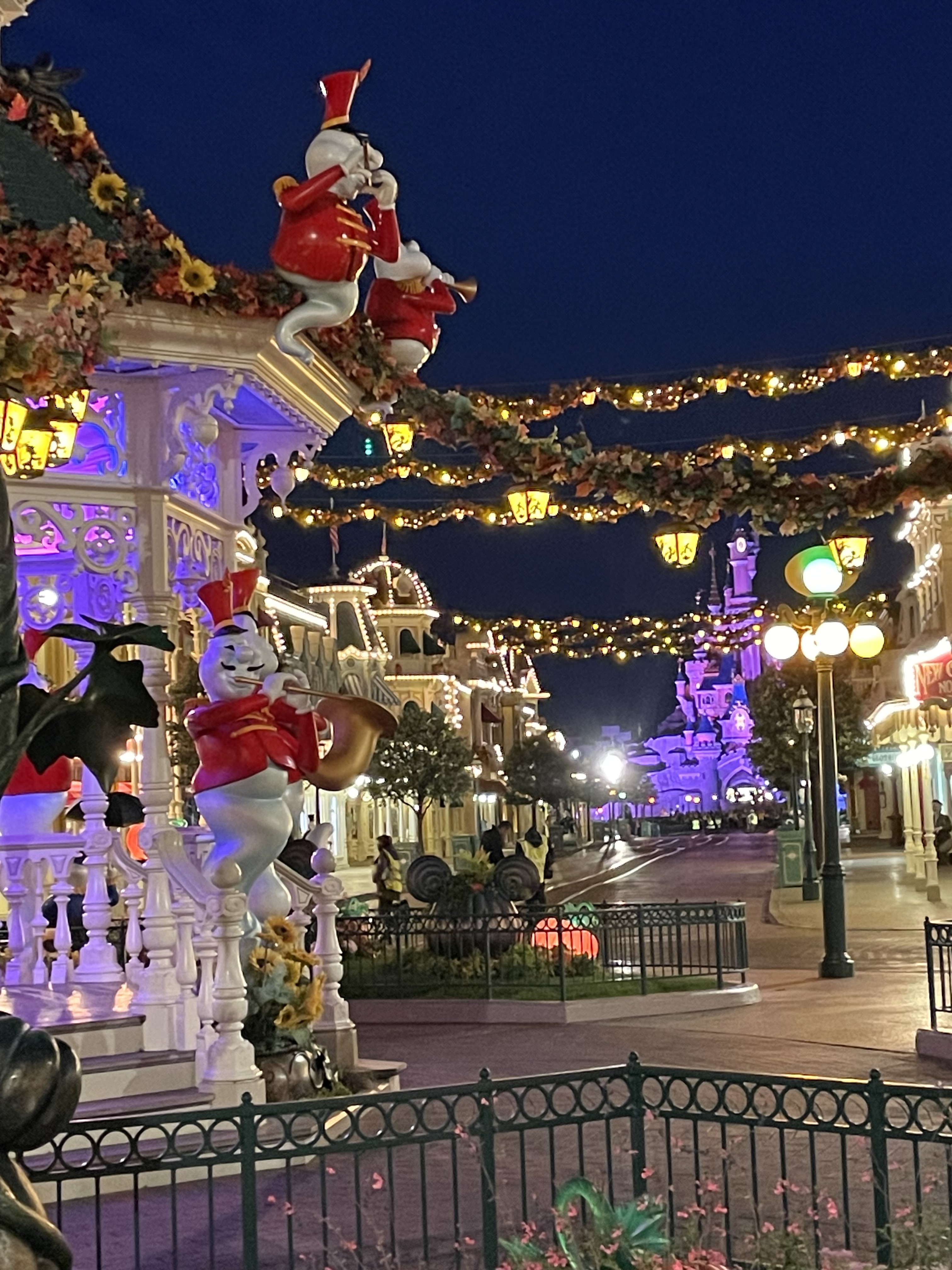 Town Square Gazebo mit Halloweendekoration und stimmungsvoller Beleuchtung, im Hintergrund das Sleeping Beauty Castle