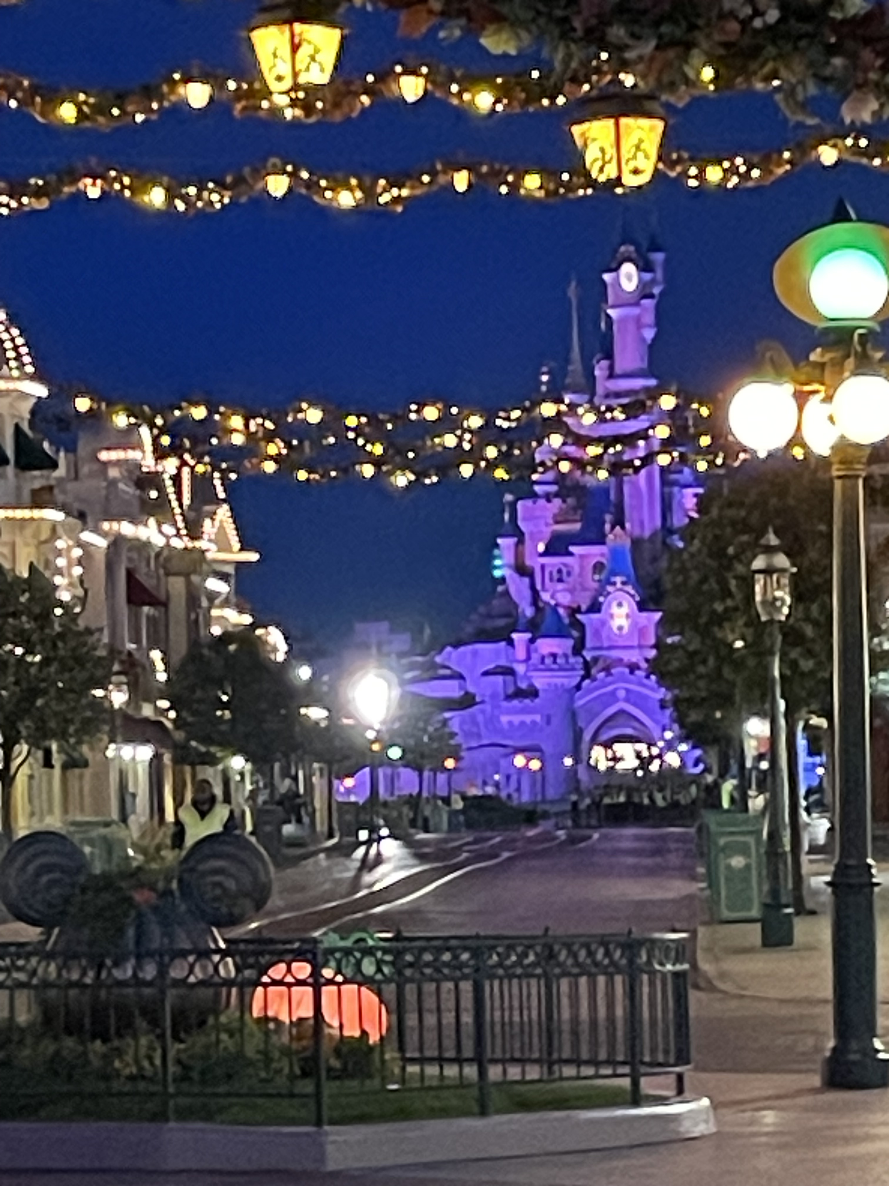 Blick vom Town Square über die Main Street in Richtung Schloss bei Dunkelheit