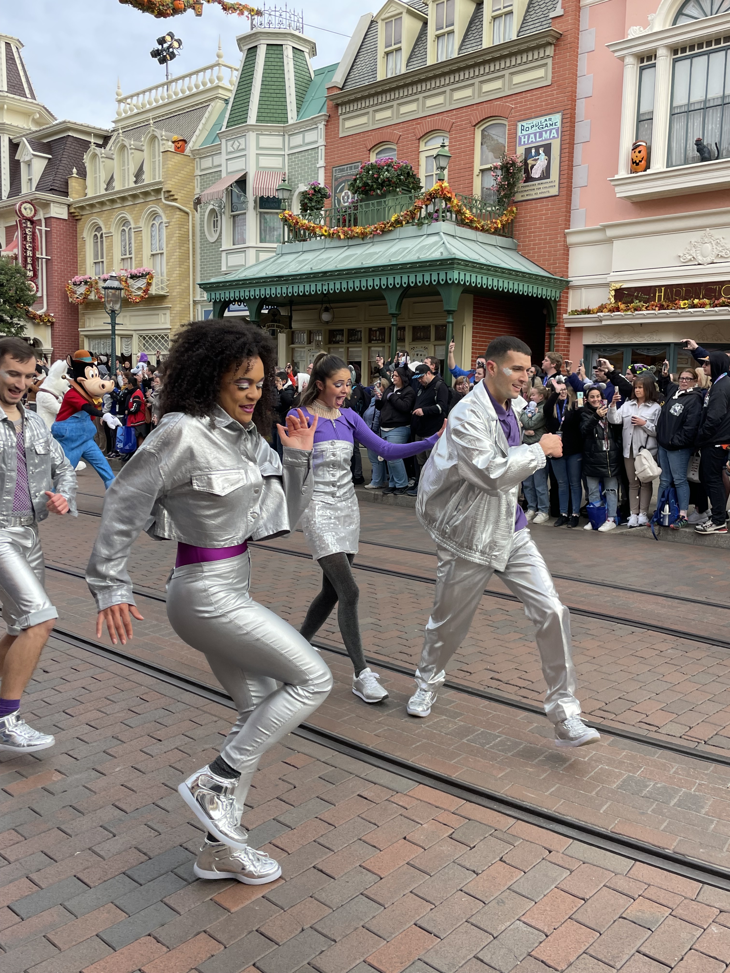 Eine Gruppe Tänzer bei der Parade zu Disney 100 in Disneyland Paris