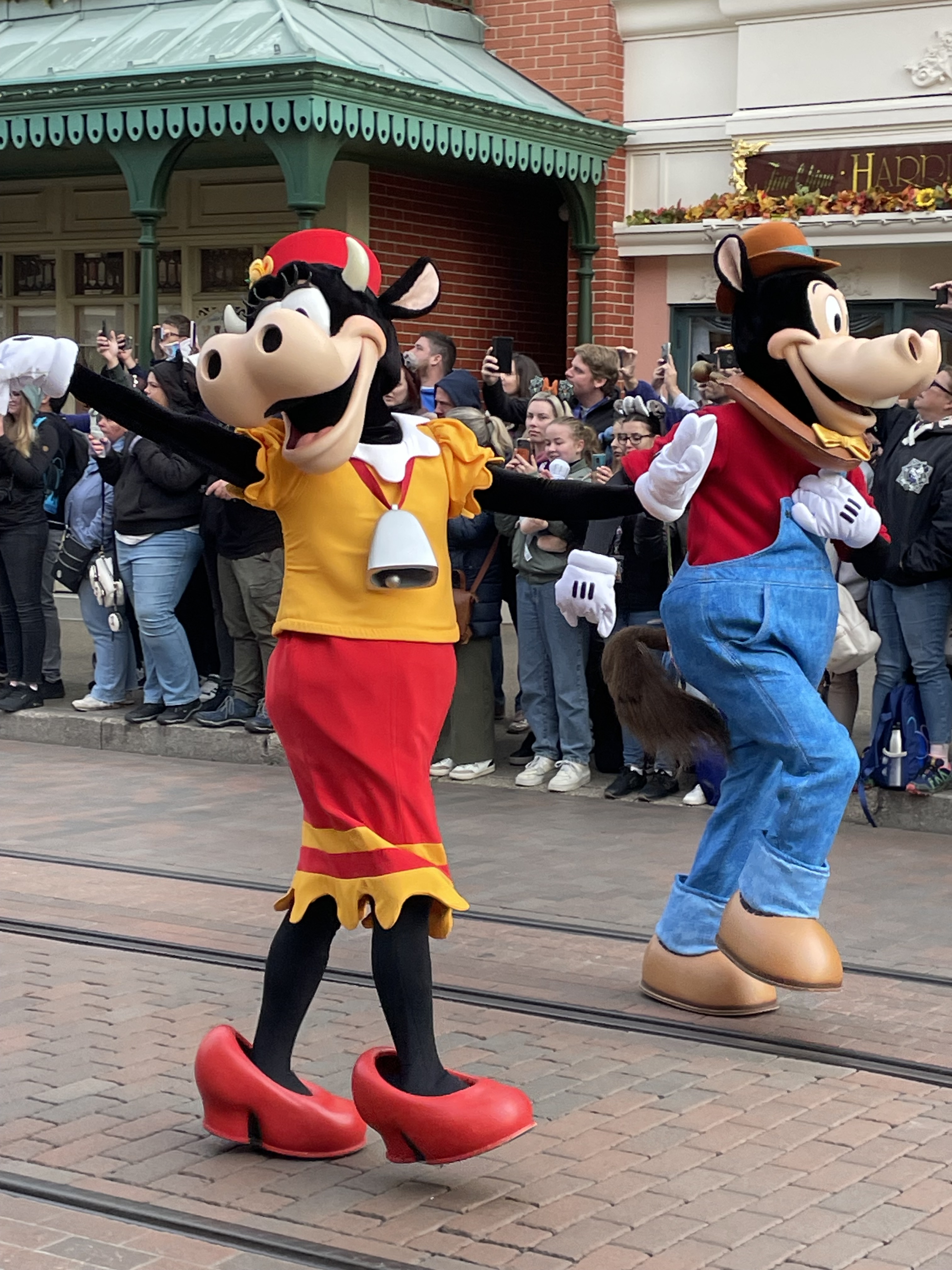 Kalrabella Kuh und Rudi Ross tanzen über die Paradenstrecke im Disneyland Paris