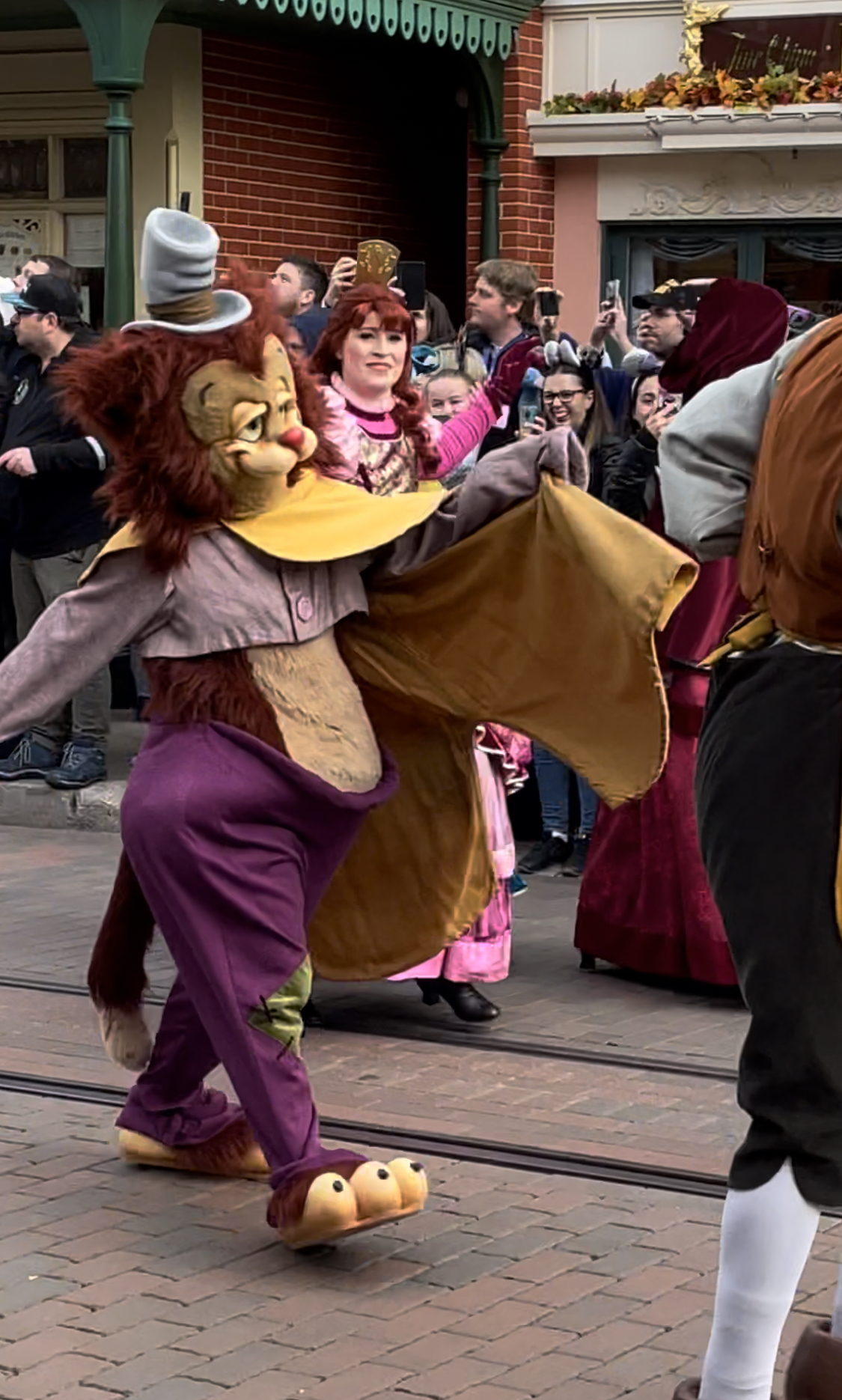 Gideon aus Pinocchio auf der Main Street bei der Disney 100 Parade