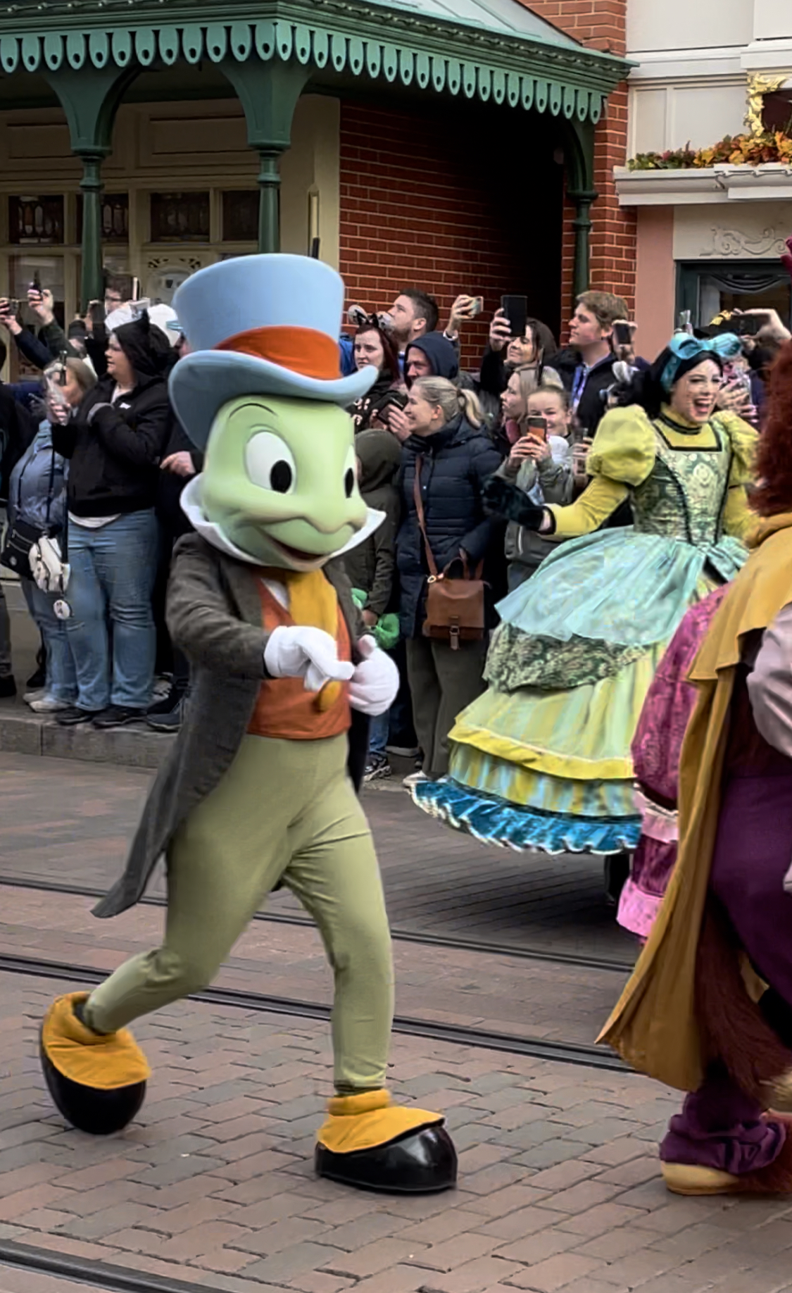 Jiminy Cricket im Frack und Zylinder bei der Disney 100 Parade