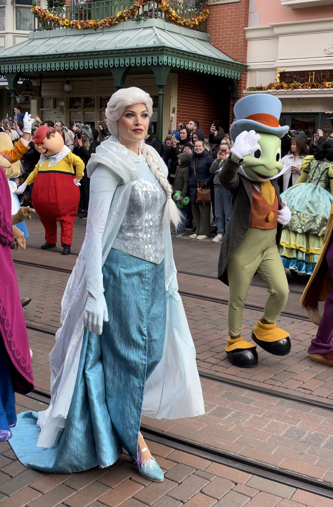 Elsa und Jimini Cricket bei der Disney 100 Parade