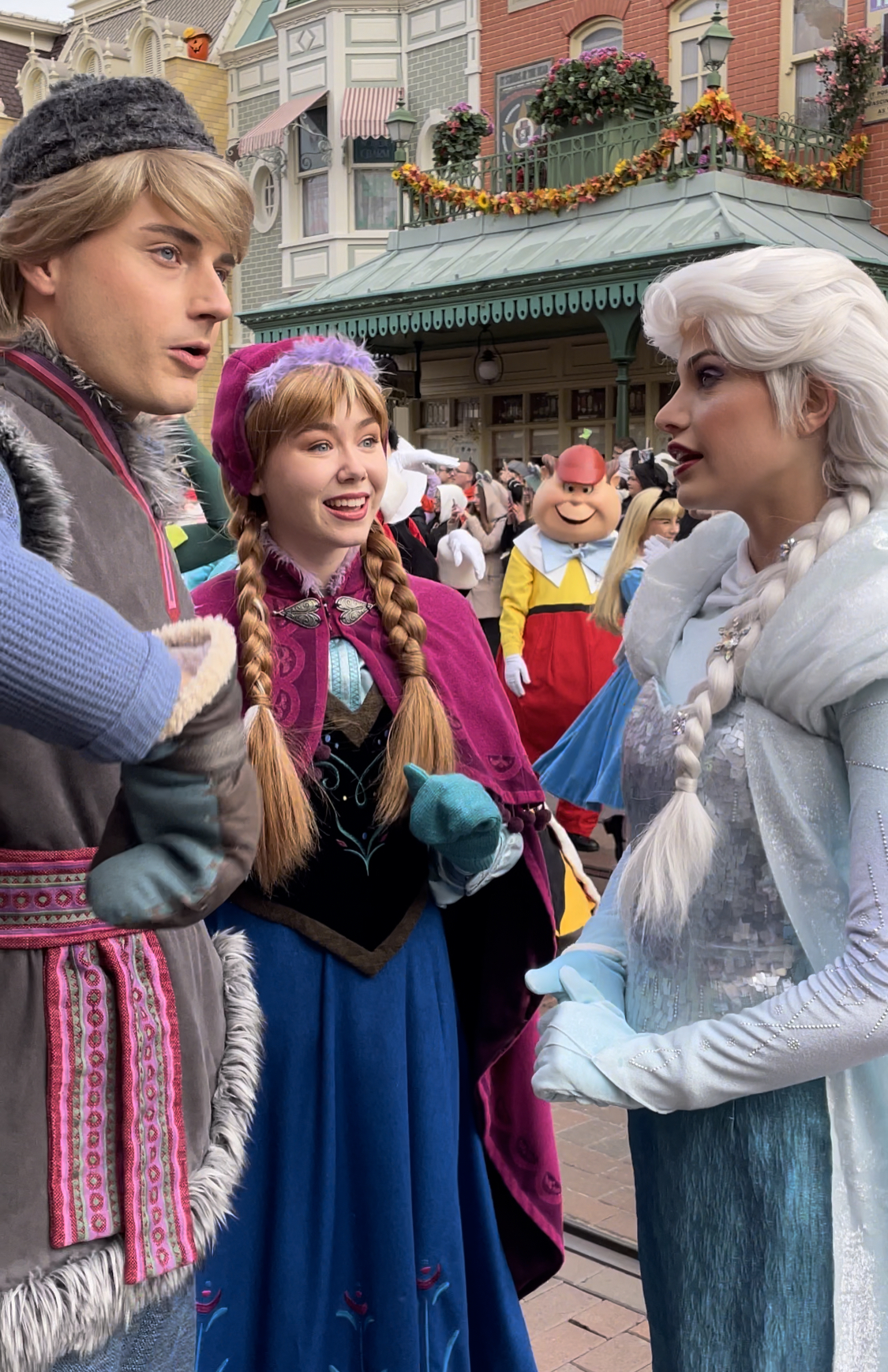 Frozen Trio: Anna, Elsa und Kristoff halten ein Schwätzchen