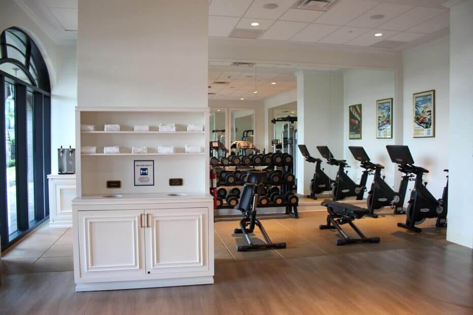 Blick in das leere Fitnessstudio des Riviera Resort in Disney World