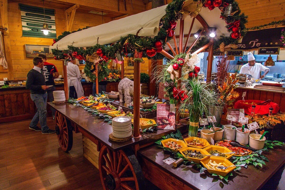 Planwagen auf dem ein Salatbuffet aufgebaut ist mit Schalen, in denen sich Gemüse und Salate befinden