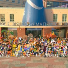 Gruppenfoto der Disney Figuren vor dem Roy E. Disney Animation Building mit dem großen blauen Zauberhut auf dem Dach