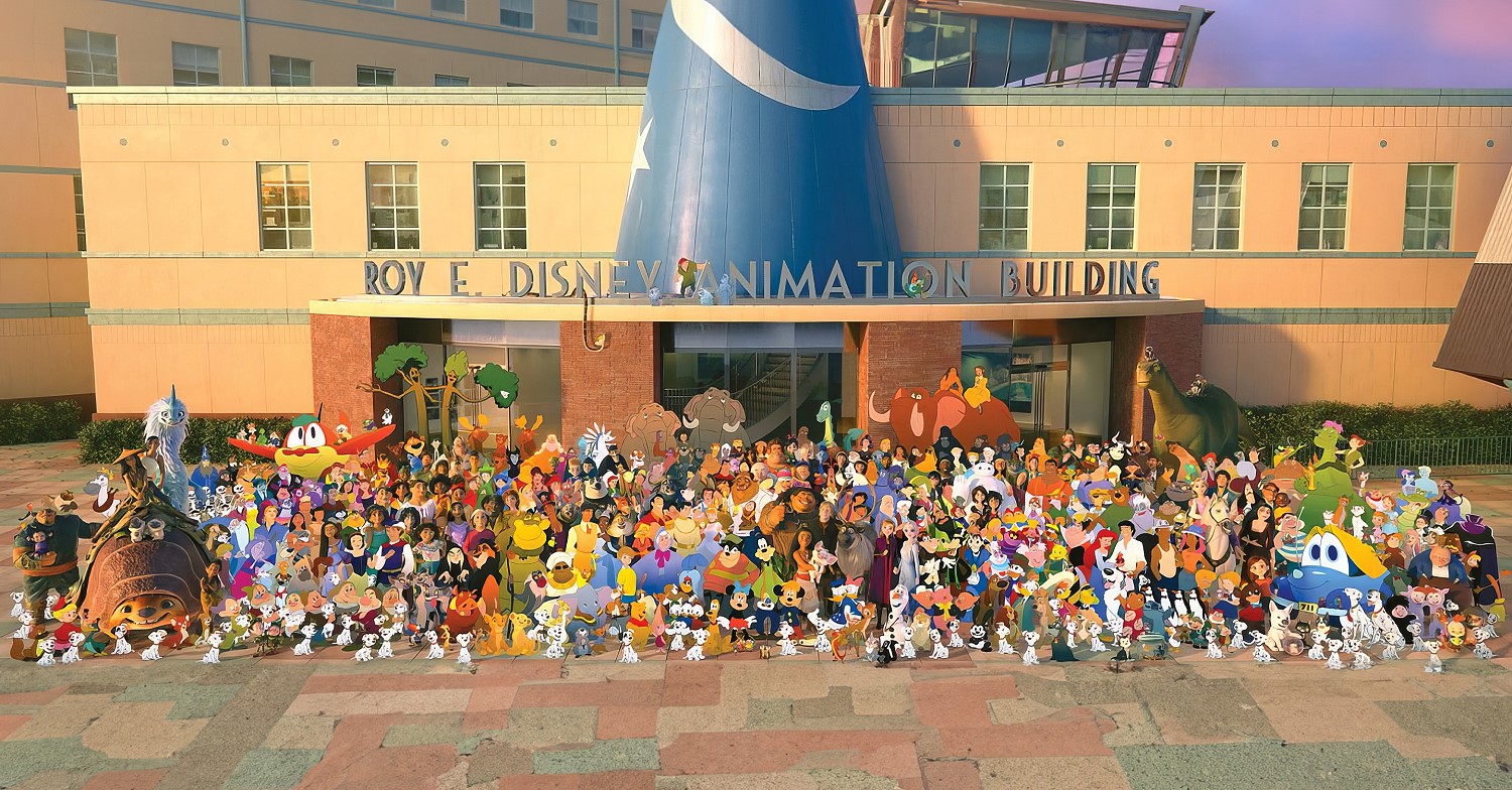 Gruppenfoto der Disney Figuren vor dem Roy E. Disney Animation Building mit dem großen blauen Zauberhut auf dem Dach