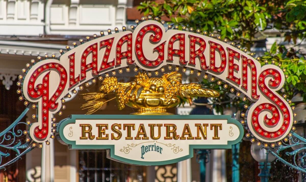 Schild vor dem Restaurant Plaza Gardens mit einem goldenen Erntekorb