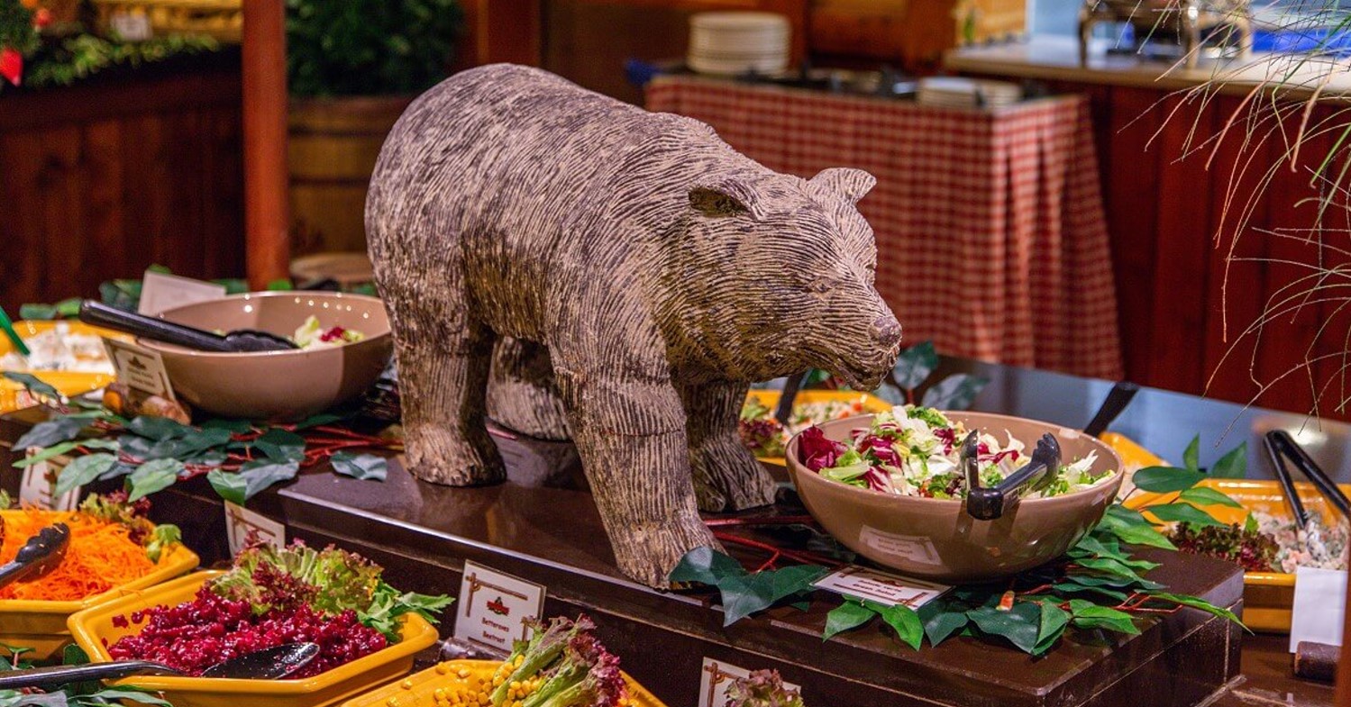 Figur eines Bären als Dekoration auf dem Salatbuffet