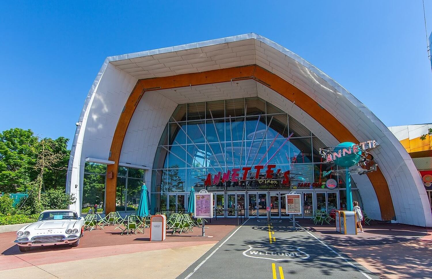 Blick auf die Front des Annette's Diner, vor dem Restaurant park ein Oldtimer