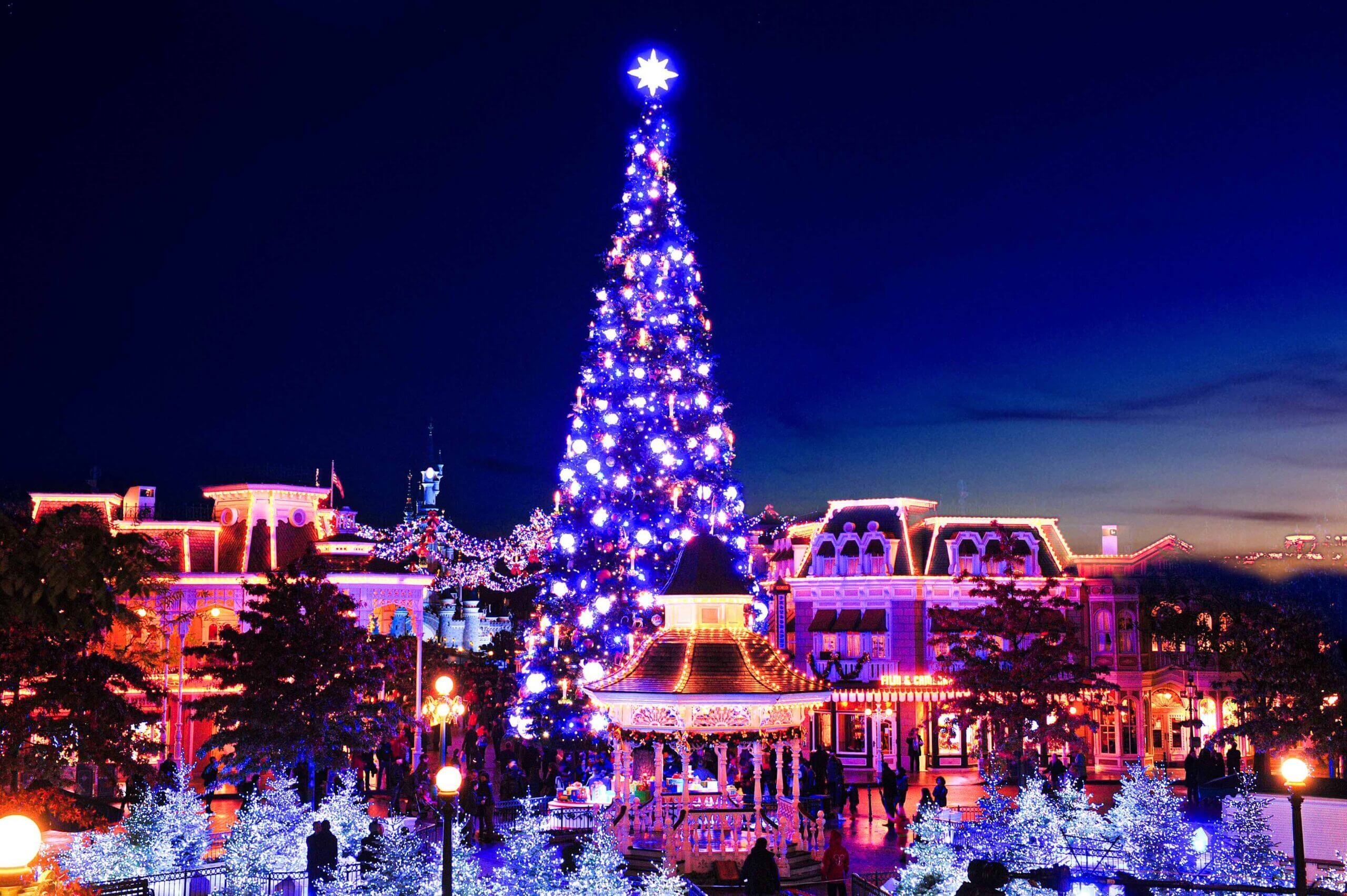 Majestätischer Weihnachtsbaum und glänzende Weihnachtsdekoration entlang der Main Street U.S.A. in Disneyland Paris