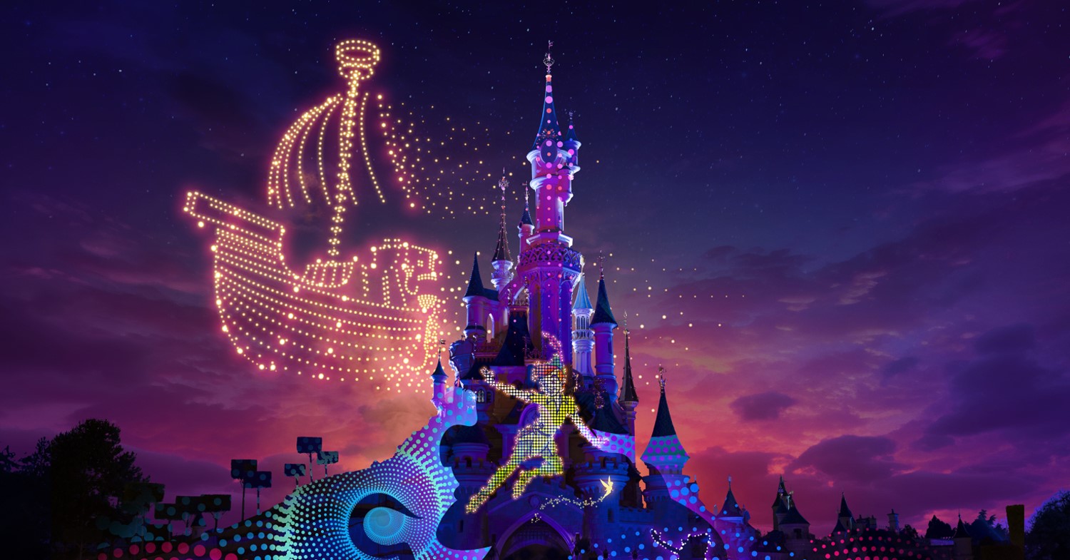 Drohnen zeichnen das Schiff von Captain Hook in den Himmel und auf dem Dornröschenschloss ist bei der Disney Electrical Sky Parade eine Projektion von Peter Pan zu sehen