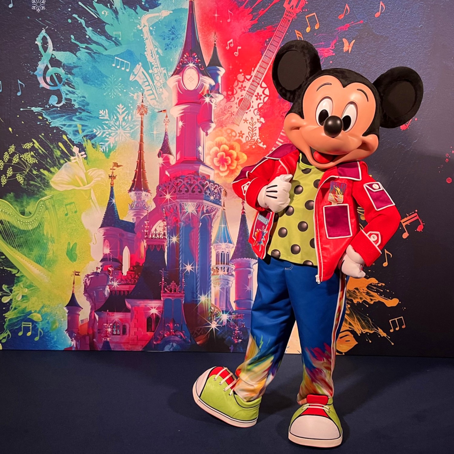 Mickey Mouse in seinem knallbunten neuen Outfit für die Show A Million Splashes of Colour