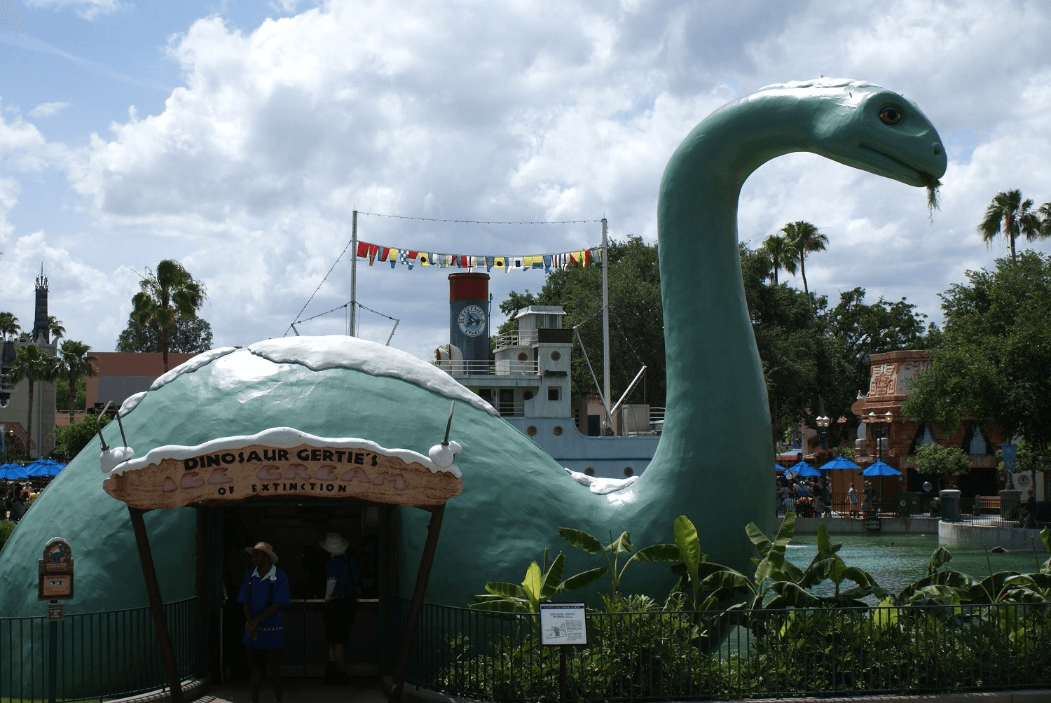 Snack Bude in Form eines Langhalsdinosauriers 