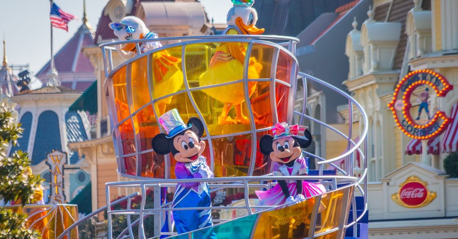 Mickey, Minnie, Donald und Daisy auf einem farbenfrohen Paradenwagen