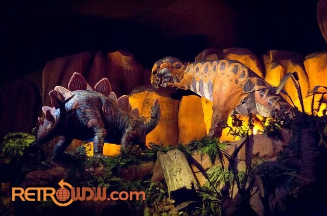 Zwei Animatronics eines Stegosaurus und eines Allosaurus kämpfen im Universe of Energy gegeneinander