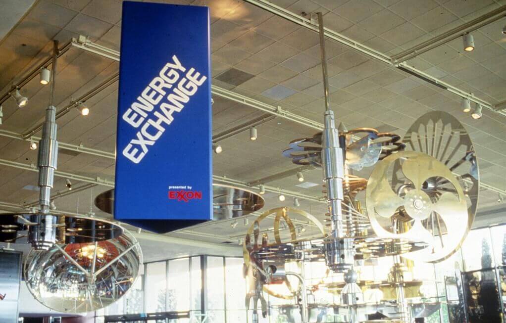 Blaues Banner mit der Aufschrift Energy Exchange hängt von der Decke eines Gebäudes