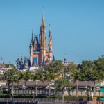 Cinderella Castle vor blauem Himmel, davor der Bootsanleger und Eingangsbereich des Magic Kingdoms