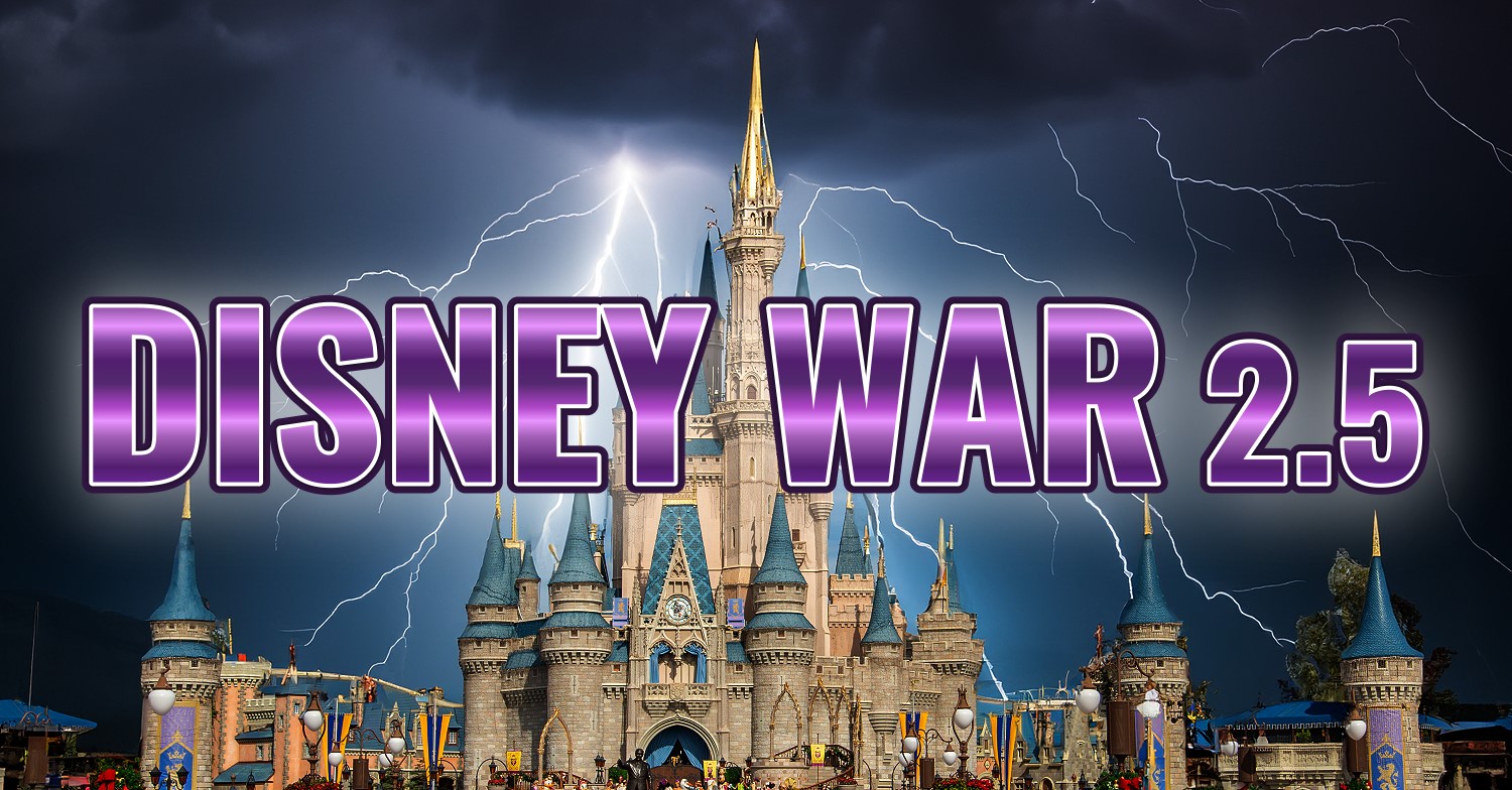 Über dem Cinderella Castle im Magic Kingdom tobt ein Gewitter, bei dem Blitze zucken. Über dem Bild steht in großen Lettern: Disney War 2.5