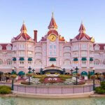 Disneyland Hotel in Disneyland Paris mit floraler Mickey Mouse vor dem Eingang