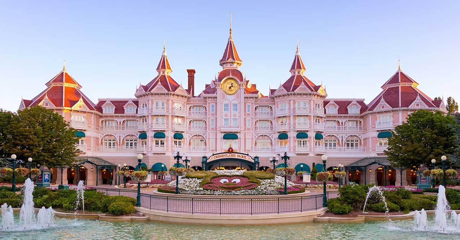 Disneyland Hotel in Disneyland Paris mit floraler Mickey Mouse vor dem Eingang