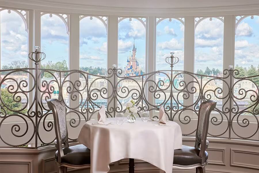 Dining im neu eröffneten Disneyland Hotel in Paris mit Blick auf das Dornröschenschloss